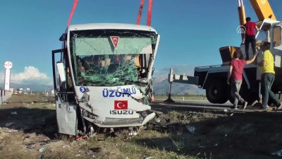 GÜNCELLEME - Halk Otobüsü İle Hafif Ticari Araç Çarpıştı Açıklaması 3 Ölü, 15 Yaralı