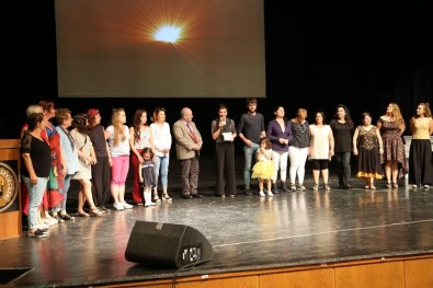 Kuşadası Belediyesi Kadın Tiyatrosu'na 'Direklerarası Seyirci' Ödülü
