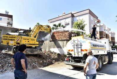 Muratpaşa'da Metruk Binalar Yıkıldı