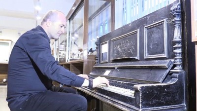 350 Yıllık Piyano Ziyaretçilerini Cezbediyor