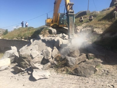 Aksaray'daki Bir Köye 30 Tonluk Kaya Düştü