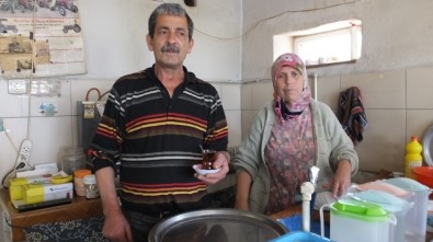 Burhaniye'de Karı Koca Kahvecilik Yapıyor