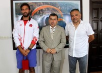 İŞİTME ENGELLİLER - İşitme Engelliler Tenis Türkiye Şampiyonu, Kaymakam'ı Ziyaret Etti