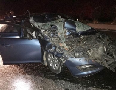Milas'ta Bir Otomobil, Kamyona Arkadan Çarptı; 1 Yaralı