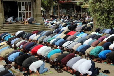 Ramazan'ın İlk Cumasında Cami Ve Sokaklar Doldu Taştı