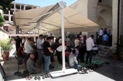 Ramazanın İlk Cuma Namazında Cemaat Camilere Sığmadı