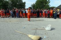 İŞ BIRAKMA - İşçiler süpürge attı