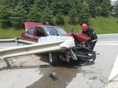 Virajı Alamayan Otomobil Bariyerler Çarptı Açıklaması 1 Yaralı