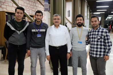 Zeytinburnu'nda Çalışmak Öğrencilerden, İftar Ve Sahur Belediyeden