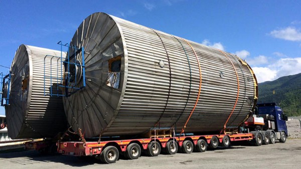 Ankara'ya götürülüyor... İki evin arasına sıkışınca...