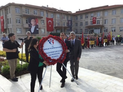 19 Mayıs Atatürk'ü Anma Gençlik Ve Spor Bayramı Çelenk Sunulmasıyla Başladı.