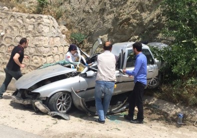 Amasya'da Otomobil Duvara Çarptı Açıklaması 4 Yaralı