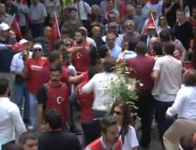 CHP'nin 19 Mayıs yürüyüşünde partililer birbirine girdi