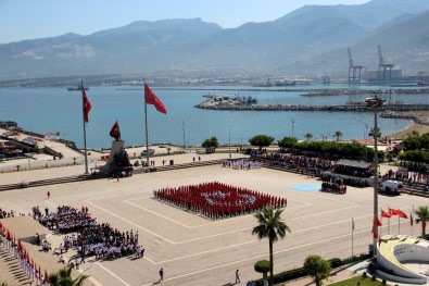 İskenderun'da 19 Mayıs Etkinliklerinde 600 Öğrenciden Türk Bayrağı Koreografisi