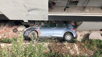 İzmir'de Otomobil Apartman Boşluğuna Düştü Açıklaması 2 Yaralı