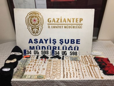 Maskeli Ve Silahlı Hırsızlar Kuyumcu Dükkanını Bir Buçuk Dakikada Boşalttı