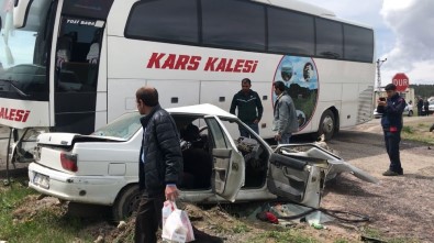 Sarıkamış'ta Yolcu Otobüsü İle Otomobil Çarpıştı Açıklaması 2 Yaralı