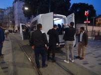 İSTİKLAL CADDESİ - Taksim'de Dilenci Ve Hanutçu Operasyonu