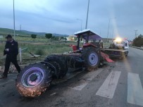 ENGIN DURMAZ - Traktör İkiye Bölündü  Açıklaması 4 Yaralı