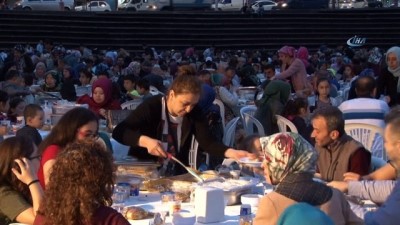Zeytinburnu'nda Binlerce Kişi İftar Sofrasında Buluştu