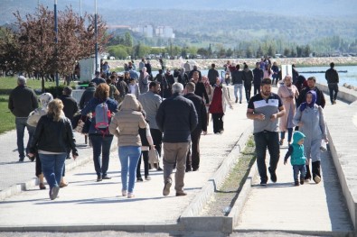 Beyşehir'de Havaların Isınmasıyla Vatandaşlar Parklara Akın Etti
