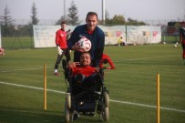 CAM KEMİK HASTASI - Eskişehirsporlu Küçük Dev Adam Sneijder'i Eskişehir'e Davet Etti
