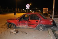 Kontrolden Çıkan Otomobil, Kaldırıma Çıkarak Mermer Taşlara Çarptı Açıklaması 2 Yaralı