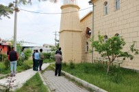 YILDIRIM DÜŞTÜ - Niğde'de Camiye Yıldırım Düştü