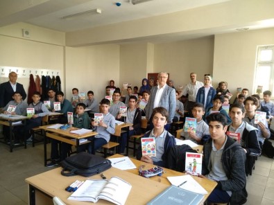 Üniversite Öğrencileri İmam Hatip Liselerine Kitap Hediye Etti