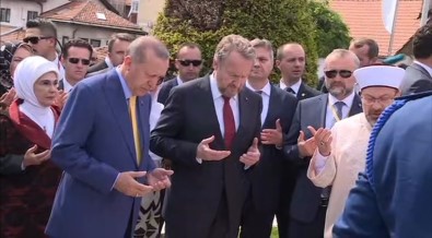 Erdoğan'dan Kovaçi Şehitliğine Ziyaret