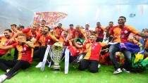 ŞAMPİYONLUK KUPASI - Galatasaray, Şampiyonluk Kupasını Kaldırdı