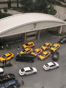 İstanbul'da Taksiciler UBER Aracına Saldırdı İddiası