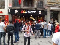 İSTİKLAL CADDESİ - Şampiyonluk Kutlaması İçin Saatlerce Kuyrukta Beklediler