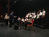 ANNELER GÜNÜ - Üsküdar Işıklar Gençlik Korosu Konser Verdi
