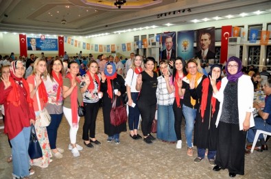 AK Parti'nin İftarında İzdiham Yaşandı