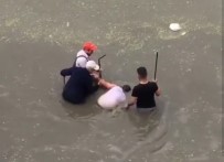 SIHHİYE - Başkent'te Sağanak Yağış Altında Şortla Arabasını Yıkadı