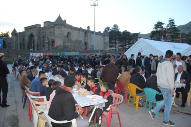 Bitlis'te Yüzlerce Kişi İftar Çadırında Buluşuyor