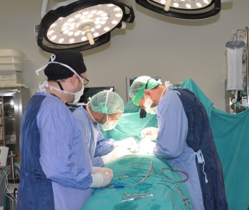 Çanakkale Mehmet Akif Ersoy Devlet Hastanesinde İlk Kez Bilinci Açık Hastaya Şah Damarı Ameliyatı Yapıldı