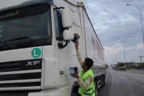 Cihanbeyli'de İftar Vaktinde Yolda Olanlara İftariyelik Dağıtılıyor