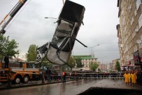 SEYFETTIN AZIZOĞLU - Göçüğün Yuttuğu Araç Çıkarıldı, Vatandaşlar Tahliye Edildi