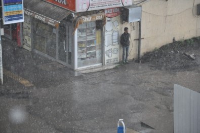 Kars'ta Sağanak Yağış Hayatı Olumsuz Etkiledi