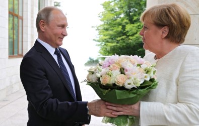 Peskov, Putin'in Merkel'e Neden Çiçek Verdiğini Açıkladı