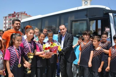 Selendili Öğrenciler Badminton'da Türkiye Şampiyonu Oldu