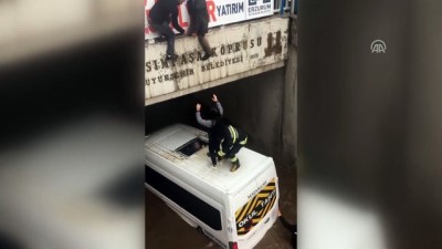 Su İçinde Kalan Köprüde Mahsur Kalan Öğrenciler Kurtarıldı