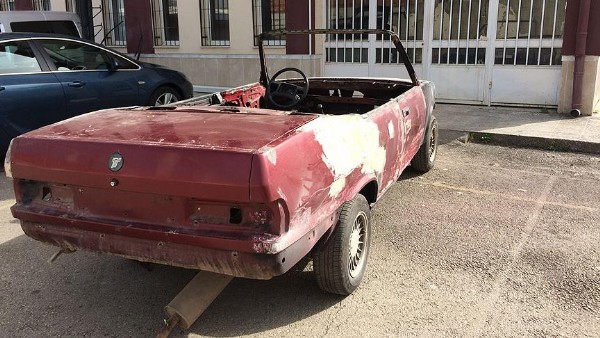 Hurda aracı spor otomobile dönüştürdüler