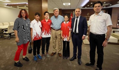 Başkan Karaosmanoğlu, Şampiyon Öğrencileri Ağırladı