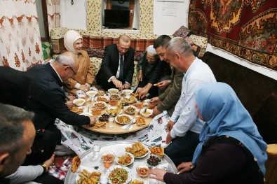 Cumhurbaşkanı iftarda vatandaşın evine konuk oldu