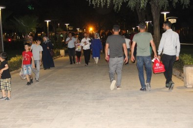 Gündüz Sıcaktan Dışarı Çıkamayanlar Akşam Serinliğinde İse Tarihi Mekanlara Akın Ediyor