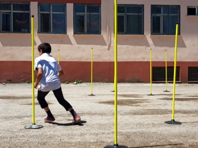 Güroymak'taki 80 Okula Spor Ve Müzik Malzemesi Dağıtıldı