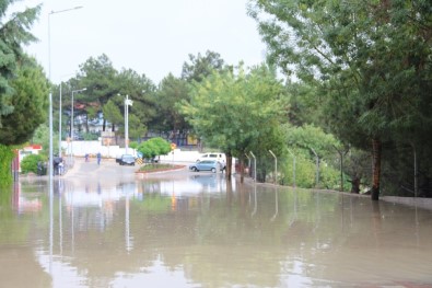 Manisa'daki Sağanak Yağışta Bazı Cadde Ve Sokaklar Dereye Döndü